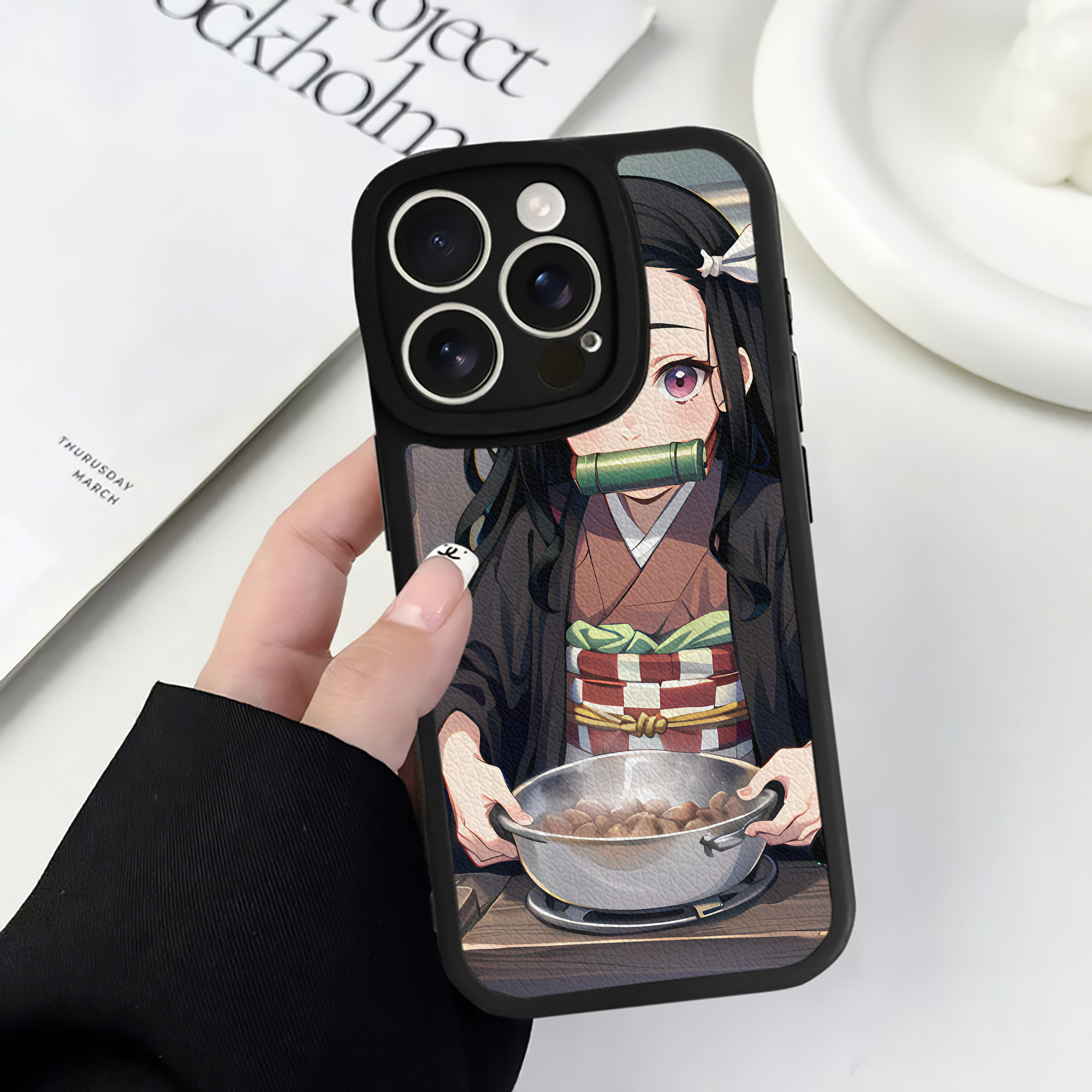 （画像用） 鬼滅の刃（きめつのやいば）竈門 禰󠄀豆子／かまど ねずこ Kamado Nezuko 【iPhone 16シリーズ対応】シリコンスマホケース（レザー調） 材質：シリコン